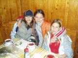 Sara, Jelena i Lucija u ugodnoj atmosferi planinarskog doma